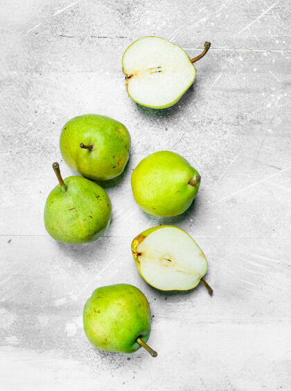 甜点一整块的梨子放在白木桌上水果自然健康