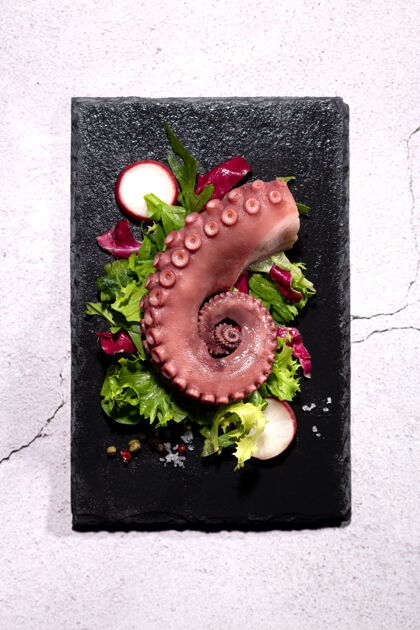 美食石上炖章鱼触须顶板垂直视图格式菜肴食品盐