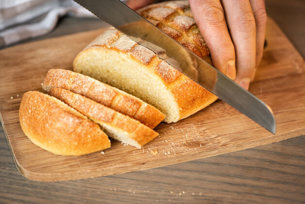美味一个人用锯齿刀切面包传统小麦美食