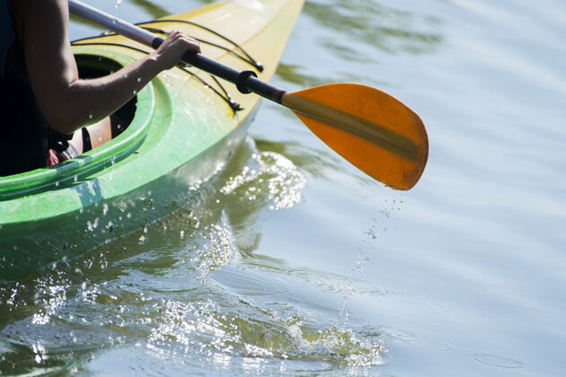行动皮划艇关闭举着皮划艇划桨的人皮划艇水平日落