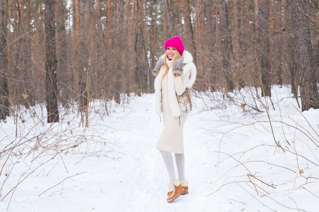 十二月自然 时尚和人的概念-年轻迷人的金发女郎在冬季公园摆姿势魅力20户外
