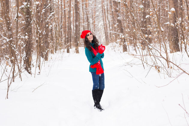 美丽美丽的年轻女子行走在冬雪的大自然中成人雪花魅力