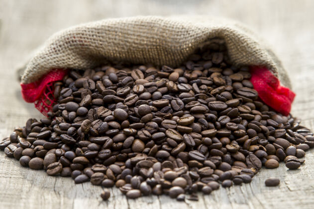 能源咖啡豆放在木制的麻袋里小生的阿拉比卡