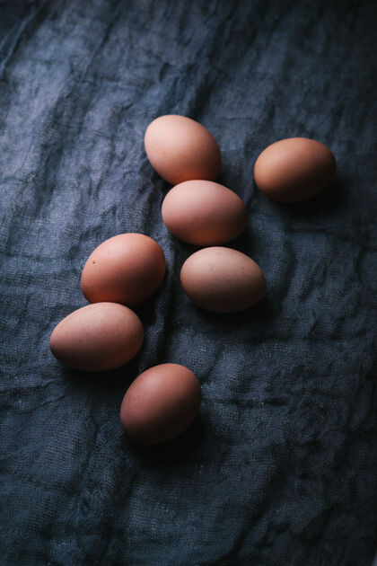 概念黑暗中的蛋面料.eco食物概念食物厨房特写