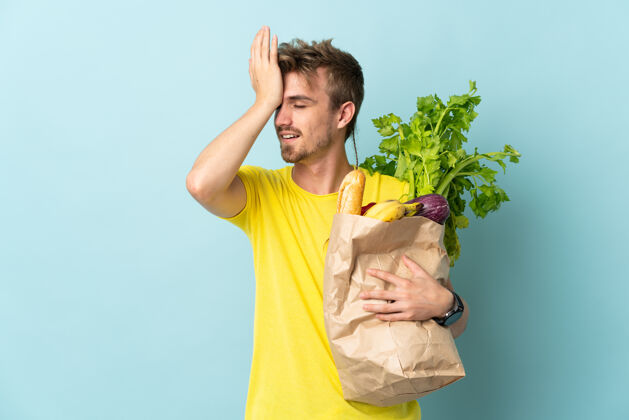 农业一个金发碧眼的人拿着一袋被蓝色隔离的外卖食物 意识到了一些事情 并打算解决这个问题生的农场素食