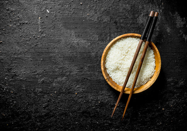 种子用木棍装在木盘里做寿司饭烹饪谷类配料