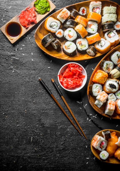 传统各种日本寿司卷配三文鱼 虾和蔬菜三文鱼亚洲日本