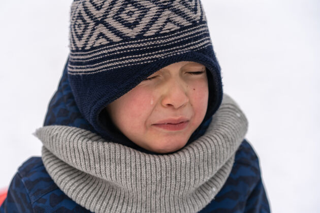 无辜小男孩尖叫着哭情绪男孩穿着冬装眼泪不快乐愤怒