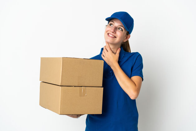 服务被隔离在白色背景上的年轻女送货员微笑着抬头看年轻人盒子年轻人