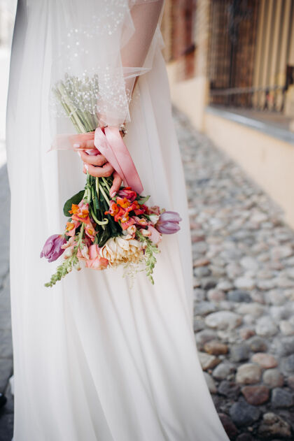 自然婚礼花束与牡丹在新娘的手中下早上好新娘的名字手焦点植物