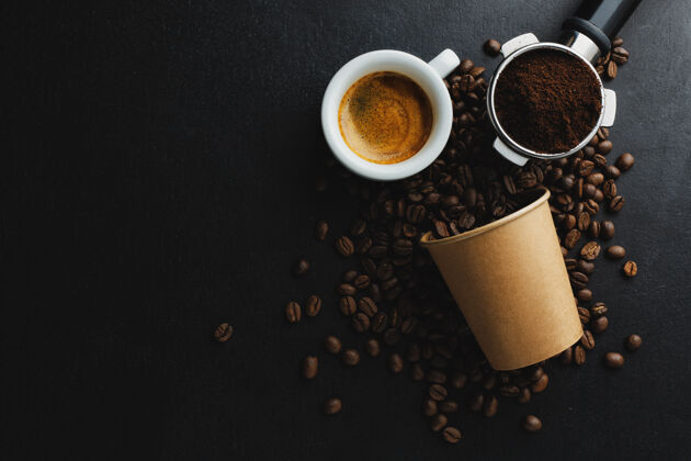 特写咖啡还是零浪费概念咖啡咖啡豆放在纸杯里 咖啡杯放在深色的背景上马克杯食物饮料