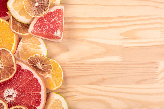 甜味木制柑橘类水果背景.切片许多柑橘类水果被切下来放在木桌上果汁木材生活