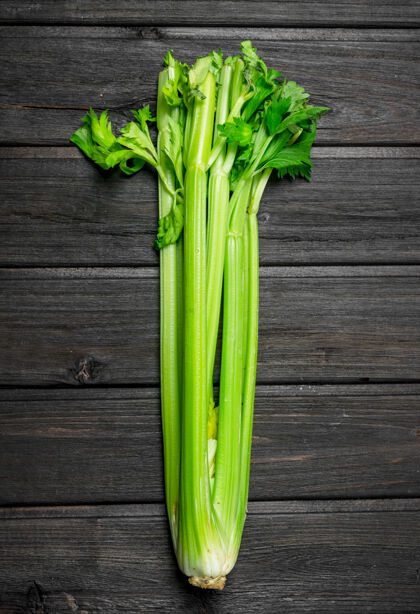 营养鲜绿色芹菜黑色木质背景自然维生素成熟