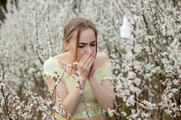花小女孩在花开前用纸巾擤鼻涕打喷嚏树季节性过敏原影响人漂亮女士有鼻炎嗅户外流感