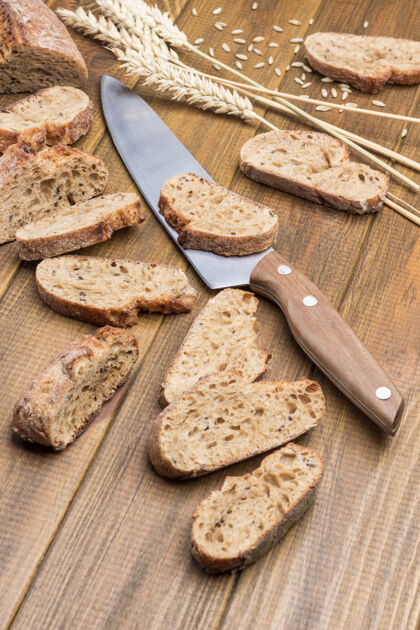 切片几片面包 黑麦和刀子放在桌子上美食食物营养