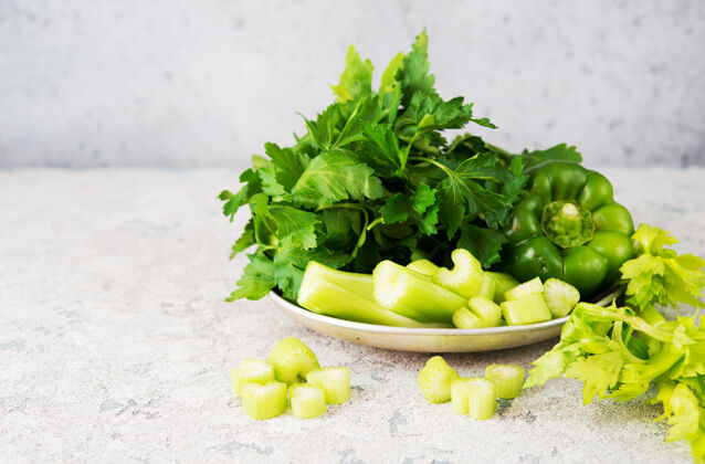甜椒新鲜绿色蔬菜 欧芹 芹菜 辣椒 清洁食品概念素食食品成熟的健康