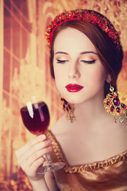 优雅美丽的红发女人的肖像 带着酒身体护理Bokeh新鲜