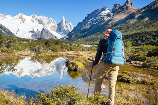 阿根廷在巴塔哥尼亚山脉徒步旅行 阿根廷惊险徒步旅行山顶