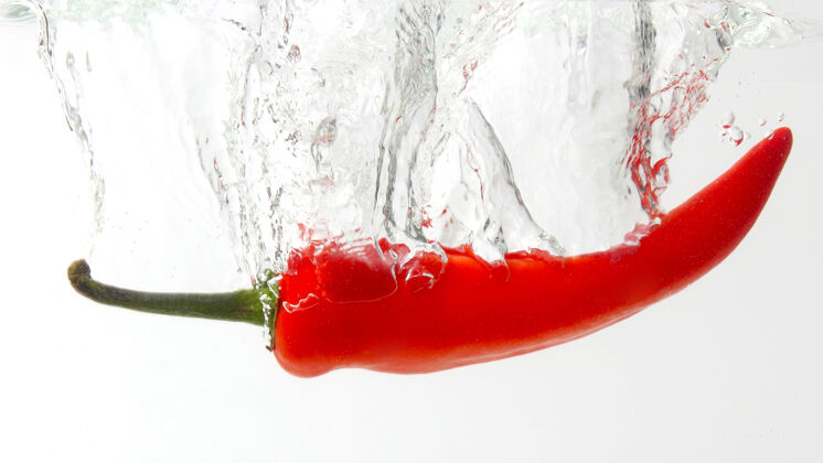饮食红辣椒掉进去了水健康新鲜的蔬菜和食物辣椒下降健康