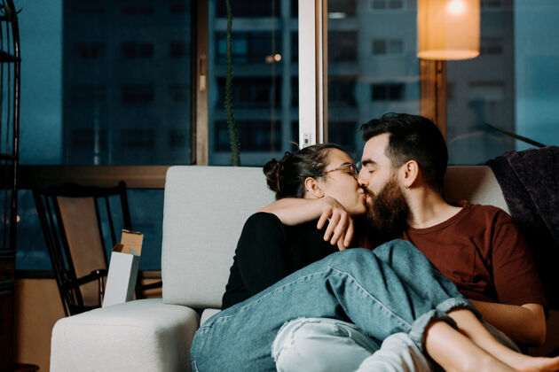 信任一对恋人在沙发上用爱亲吻对方友谊感性健康