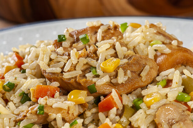 鸡蛋米饭配鸡肉 典型的巴西食物-加利纳达选择性聚焦午餐晚餐蔬菜