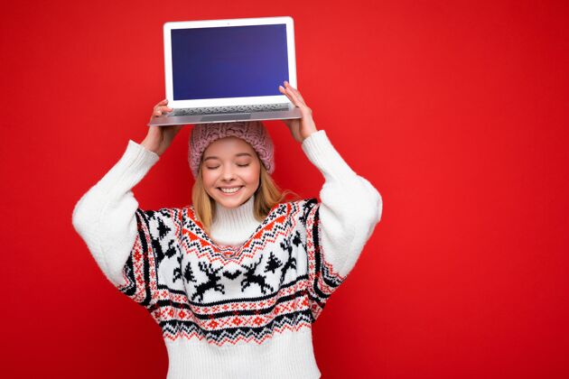 女性美丽的金发碧眼的年轻女子拿着一台空屏幕的笔记本电脑笔记本电脑电子休闲