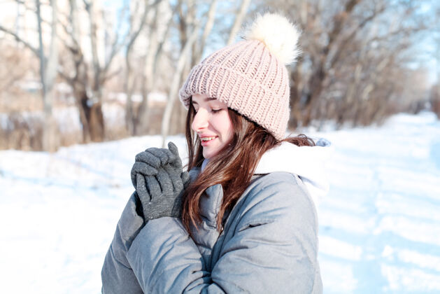 乐趣美丽的年轻女子笑容可掬 在雪季快乐旅行雪美丽自然