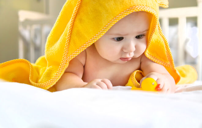 舒适宝宝用毛巾洗澡后房子新生儿游戏