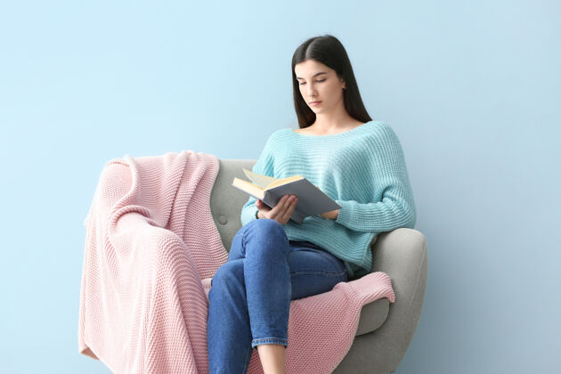 坐着年轻女子在家看书休闲放松舒适