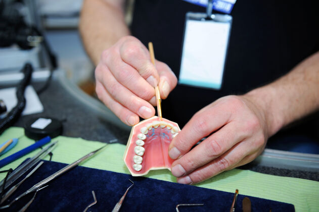 技师牙科技师在实验室制造医用义齿磨坊器具制造