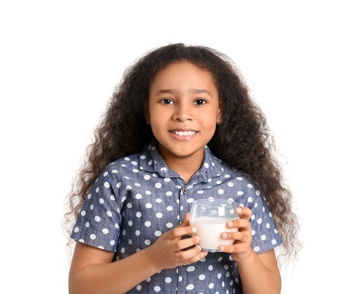非洲一个在白色衣服上涂牛奶的非洲裔小女孩蛋白质钙早餐