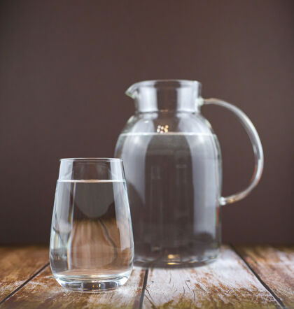 新鲜水壶和玻璃杯加纯水矿物水罐净化