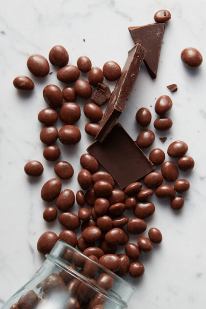 餐大理石表面的巧克力球吃糖果视图