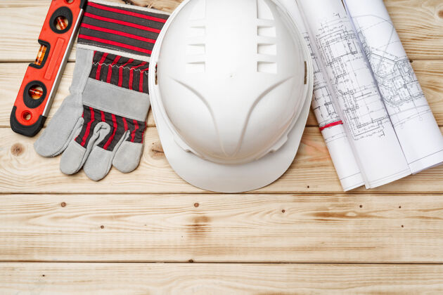 头盔安全帽 手套和建筑工人的蓝图工业工具工作