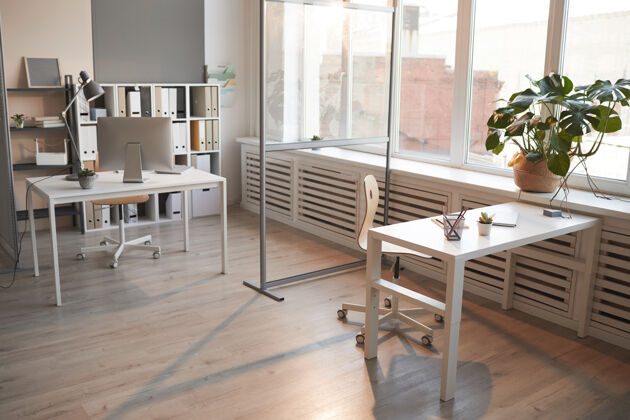 地板空荡荡的办公室里摆着桌子和电脑安排工作椅子家具住宅小区