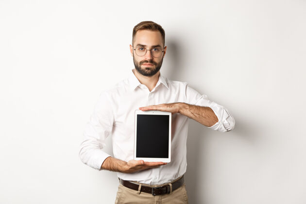 Professional自信的胡须男人展示数字平板电脑屏幕 演示应用程序 站在白色背景上MalemainSuccess