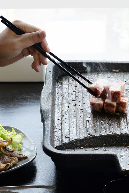 烹饪人们在餐厅烧烤韩国烤肉火餐吃