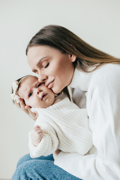 轻背景一个母亲抱着一个婴儿的特写镜头孩子特写白皙的皮肤