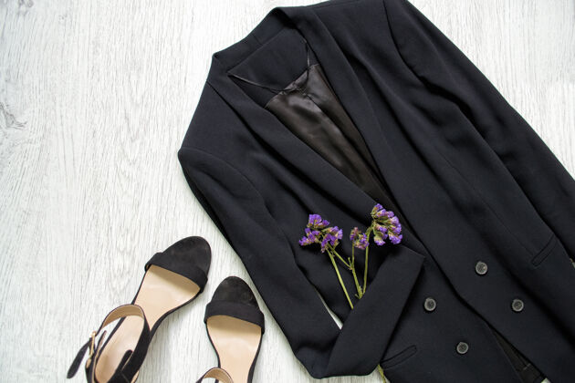 基本黑色夹克 鞋子和野味鲜花时尚概念周末假日优雅
