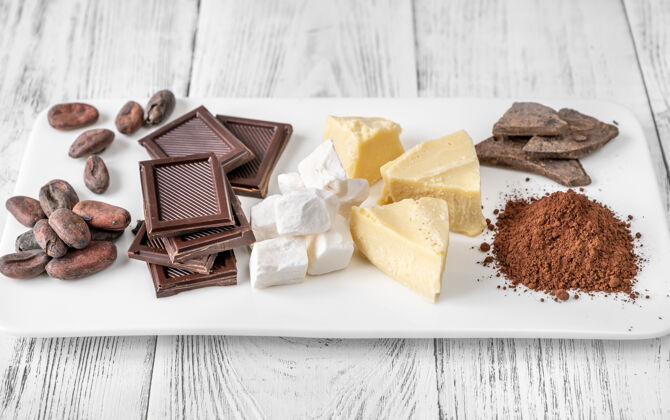 堆白盘子里的巧克力配料岩石堆巧克力