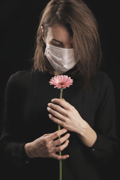 面具戴冠状病毒的女人面具漂亮粉红雏菊检疫情绪浪漫