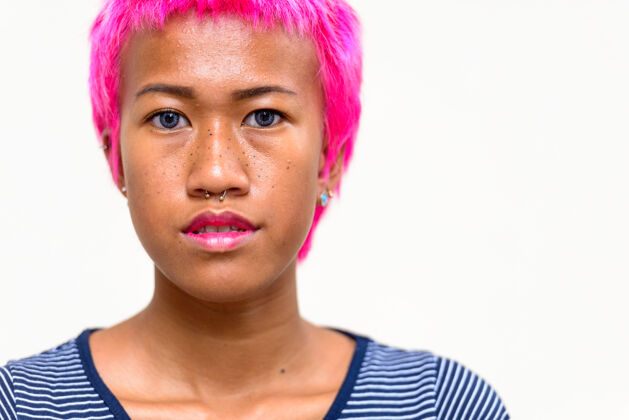 发型年轻叛逆的亚洲女人的肖像 粉色的头发映衬着白色的空间鼻环短裤女性