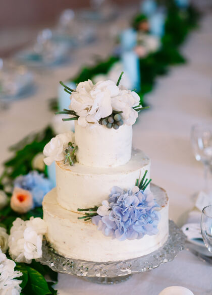 婚礼桌设置婚礼桌上的婚礼蛋糕餐厅漂亮庆典