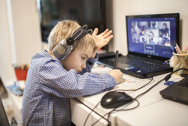 数码学龄前男孩在家学习在线课程学习交谈视频