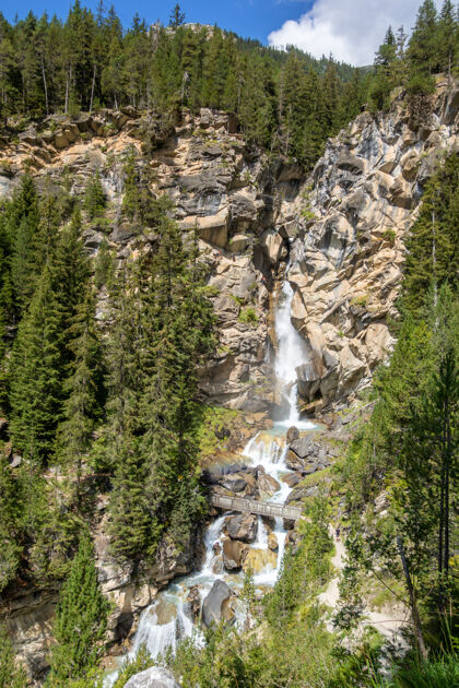 徒步旅行法国阿尔卑斯山萨瓦瓦国家公园瀑布户外公园岩石