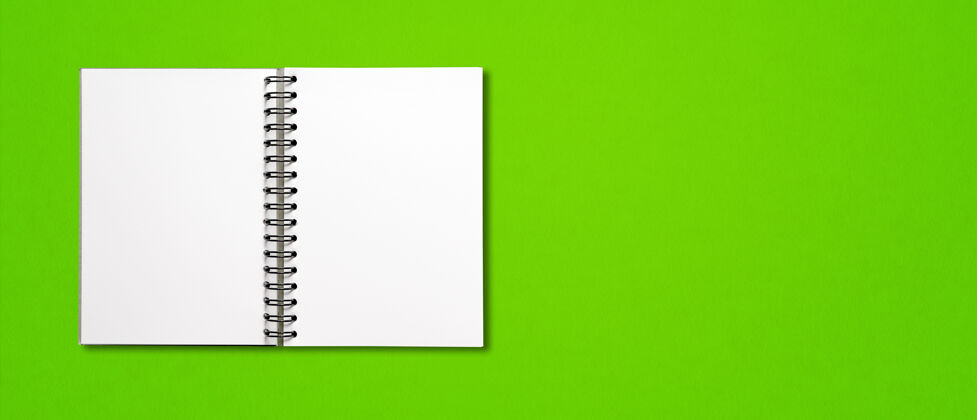记事本空白打开螺旋笔记本隔离在绿色横幅文档背景页面