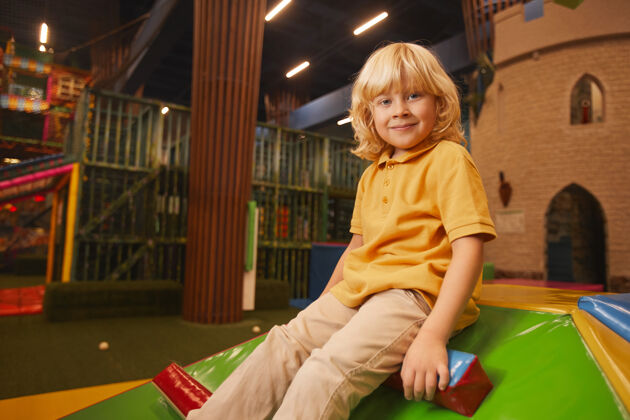 童年可爱的金发小男孩在娱乐公园玩耍时的正面肖像微笑男孩小