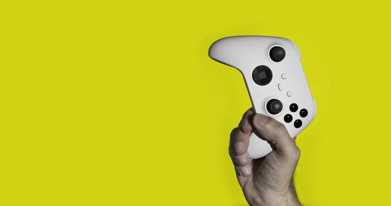 游戏下一代游戏控制器在人的手上黄色休闲游戏控制器玩具