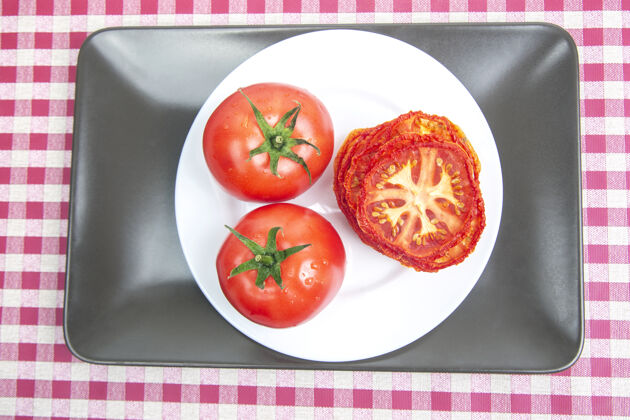 维生素新鲜的红番茄和干番茄片放在烤盘上维生素板蔬菜食品多汁切块烹饪