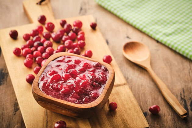 果冻小红莓果酱放在木碗里勺子果酱特写